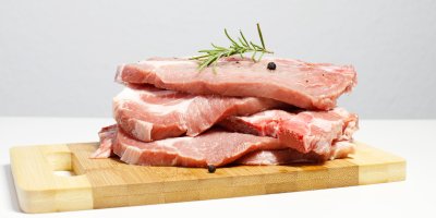 Čerstvé vepřové maso na prkýnku