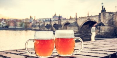 Dvě sklenice s pivem před Karlovým mostem