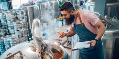 Muž vaří v pivovaru pivo