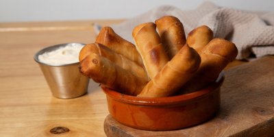 Sýrové tyčinky v misce