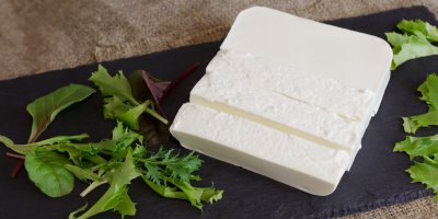 Sýr se salátem okolo