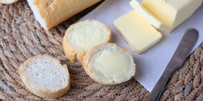 Nakrájená veka s máslem, vedle zbytek veky a máslo