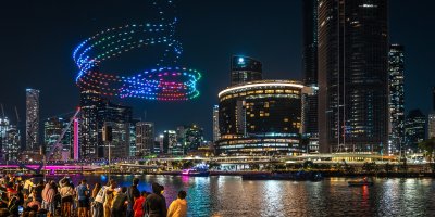 Dronové show, při nichž osvětlené drony vytváří obrazce na obloze, jsou oblíbené po celém světě