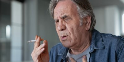 Muži s cigaretou se špatně dýchá
