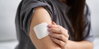 Nikotinová náplast na paži