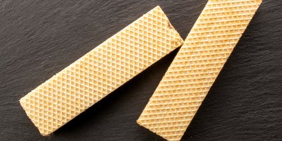 Dva oplatky na černém pozadí