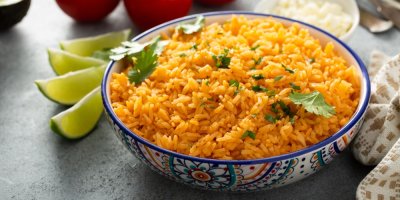 Ozdobná miska a v ní rýže zbarvená kurkumou a kari kořením