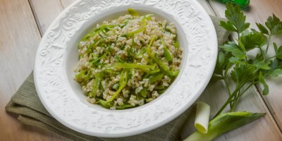 Bílý talíř a v něm rýže naservírovaná na asijský způsob