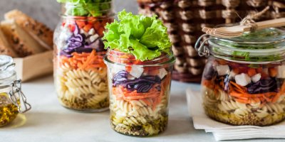 Vrstvený těstovinový salát ve 3 nádobách