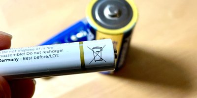 Detail baterie s přeškrtnutým symbolem klasické popelnice