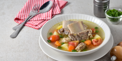 Vývar u kostí na talíři