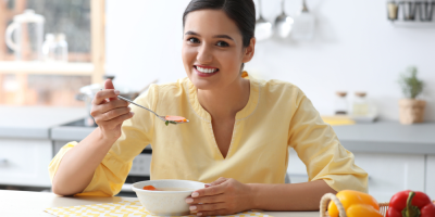 Žena s miskou kostního vývaru