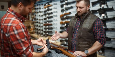 Muži v prodejně se zbraňěmi 