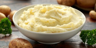 Bramborová kaše v bílé misce