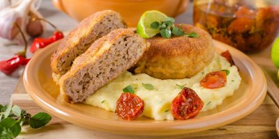 Bramborová kaše s masem na talíři