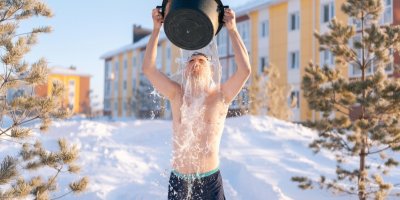 Muž na sebe leje vodu v závěji