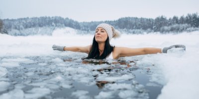 Žena leží v ledové vodě