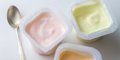 3 různé jogurty se lžičkou