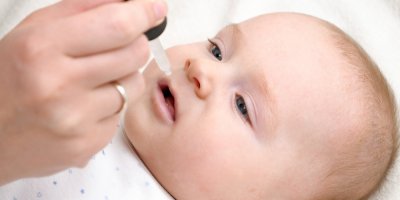 Miminko dostává medikaci