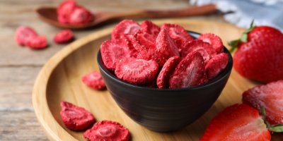 Miska plná plátků mrazem sušených jahod