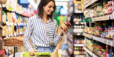 Žena nakupující v supermarketu