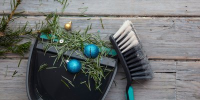 Lopatka se smetáčkem, jehličí a rozbitá vánoční ozdoba