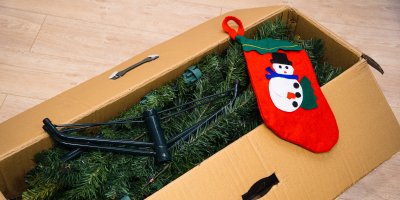 Umělý vánoční stromek v krabici