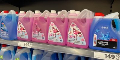 Zimní kapaliny mají dle zvyklostí modrou nebo růžovou barvu