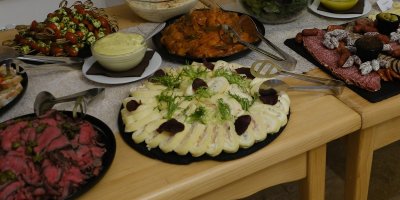 Raut na oslavě plný jídla 