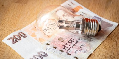 Žárovka leží na českých bankovkách