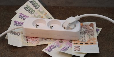 České bankovky a na nich elektrická zásuvka