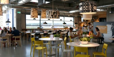 Lidé jí v jídelně