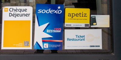 Různé loga stravenek