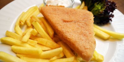 Smažený sýr s hranolkami