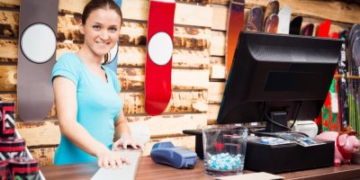 Žena za pultem v obchodě s lyžemi