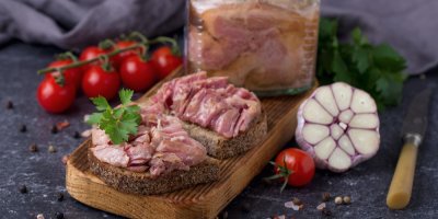 Zavařené maso na chlebu