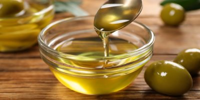 Lžička a mistička s olivovým olejem