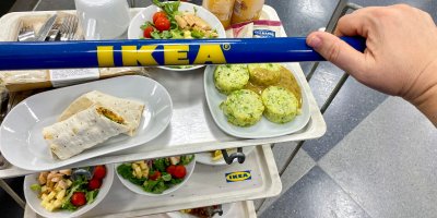 Naložené tácy s jídlem v IKEA
