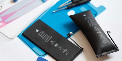 Vyměňování staré baterie iPhonu za novou