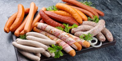 Různé druhy klobás a párků