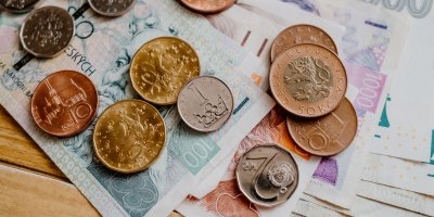 České mince a papírové bankovky