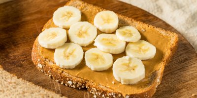 Toast s banánem a arašídovým máslem