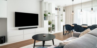 Obývací pokoj s televizí a soundbarem