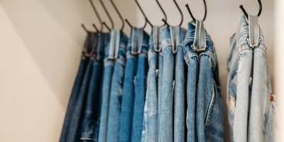 Pověšené džíny