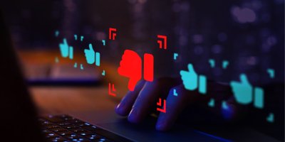 Ruka na klávesnici, červený palec dolů