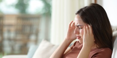 Žena se drží za hlavu