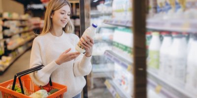 Zákaznice nakupuje v supermarketu