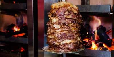 Maso připravující se na gyros