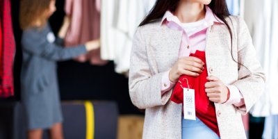 Žena krade červené džíny