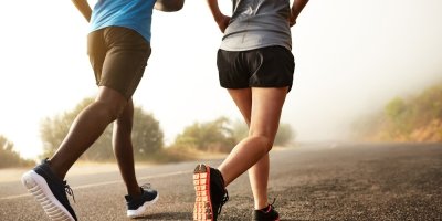 Muž a žena běží